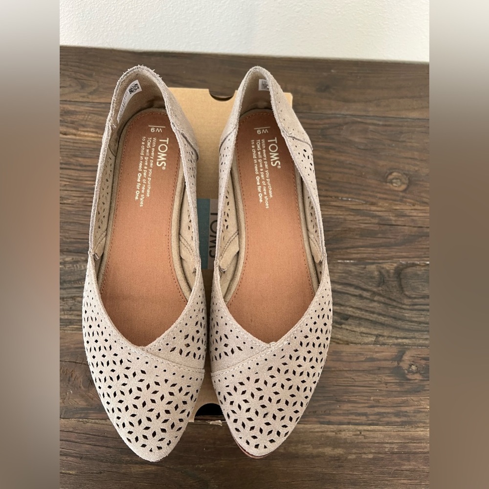 Toms flats Tan size 9 NEW IN BOX